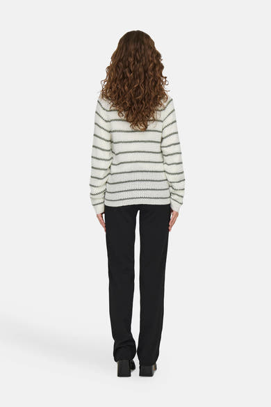 Witte rondehals trui van JDY, met horizontale strepen en gedragen met een zwarte broek.