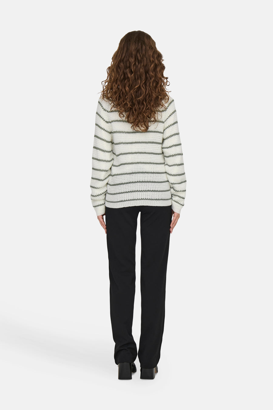 Witte rondehals trui van JDY, met horizontale strepen en gedragen met een zwarte broek.