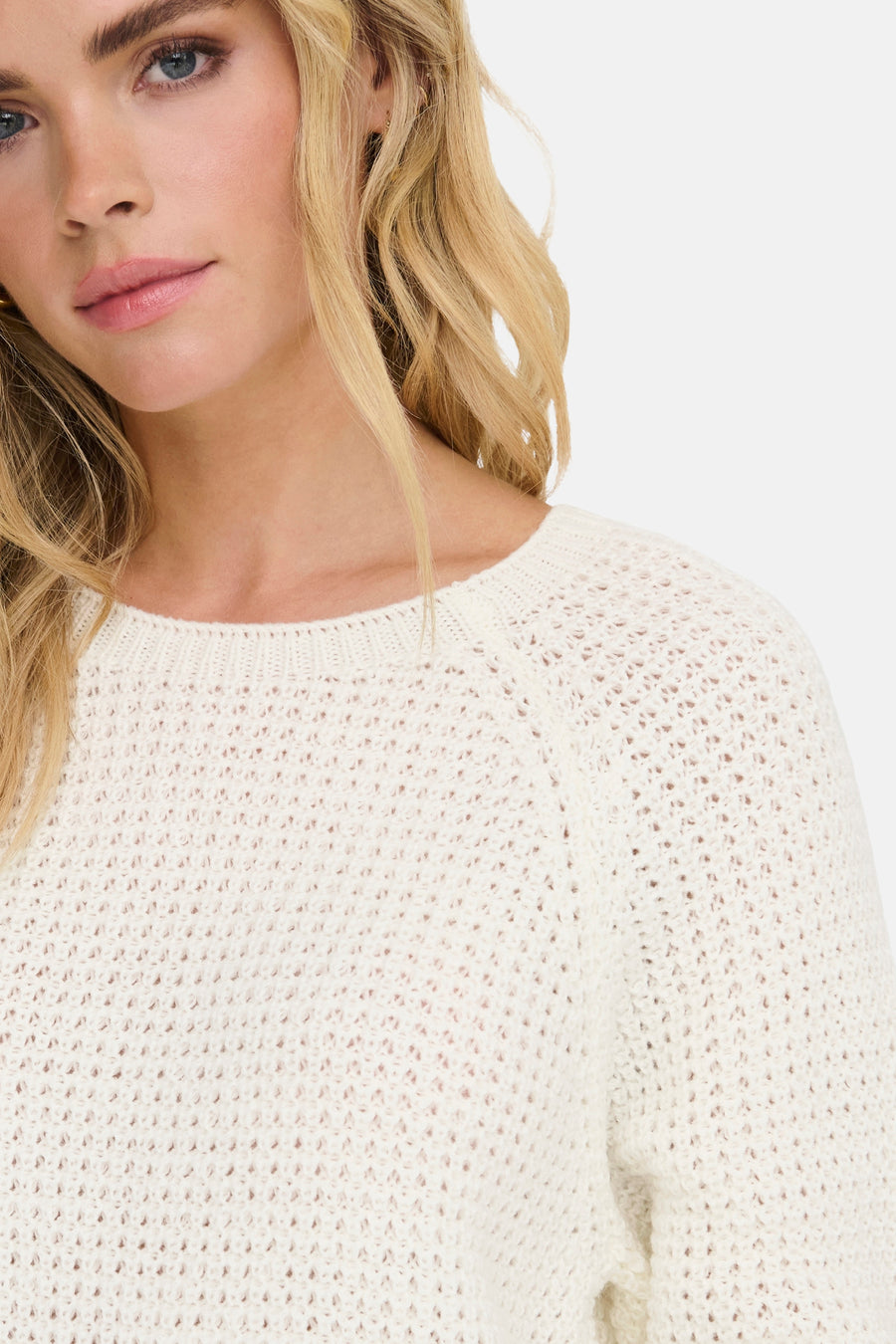 Pull à col rond blanc de JDY, en maille ajourée texturée, porté par un mannequin.