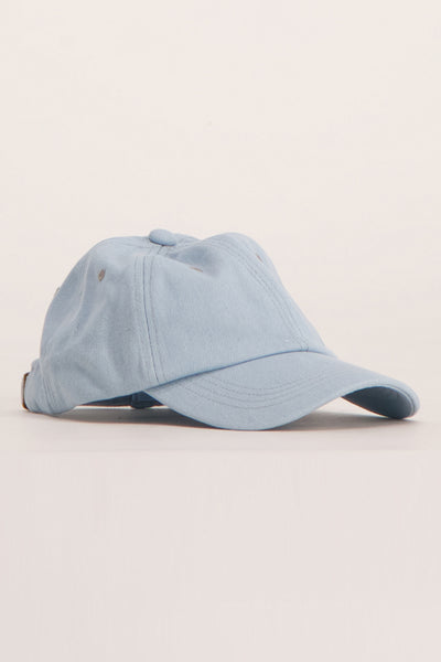 Blauwe pet van ONLY, van katoen, van opzij gepresenteerd op een neutrale achtergrond.