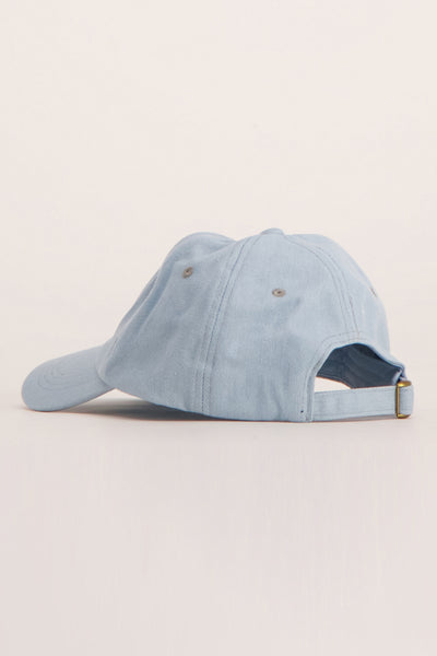 Casquette bleu clair de ONLY, vue de côté avec une boucle de réglage en métal doré.
