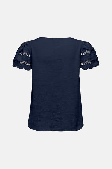 T-shirt bleu à manches courtes par JDY, avec des détails ajourés aux manches.
