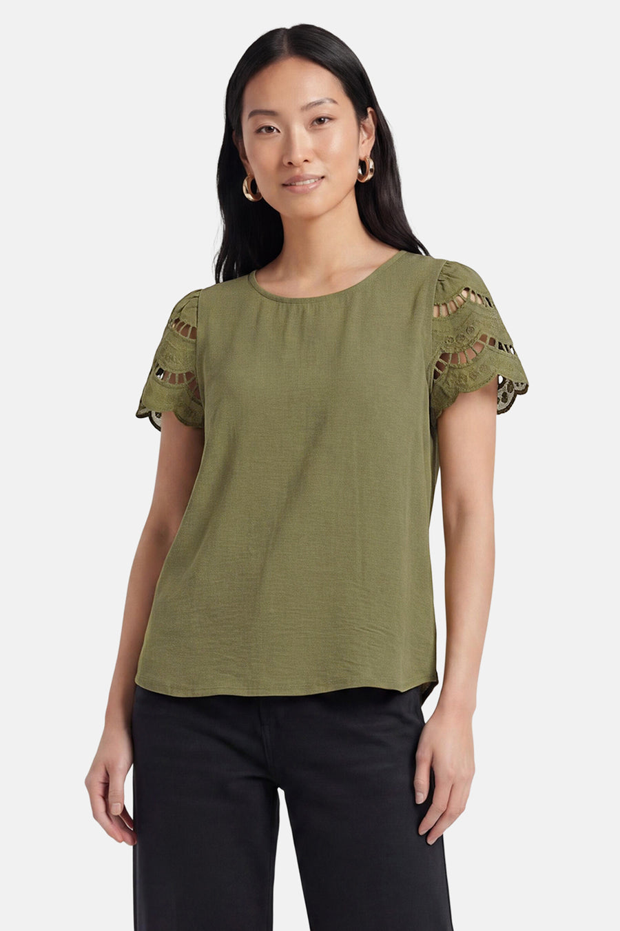 T-shirt vert olive de JDY à manches courtes ajourées, porté par une femme avec un pantalon noir.