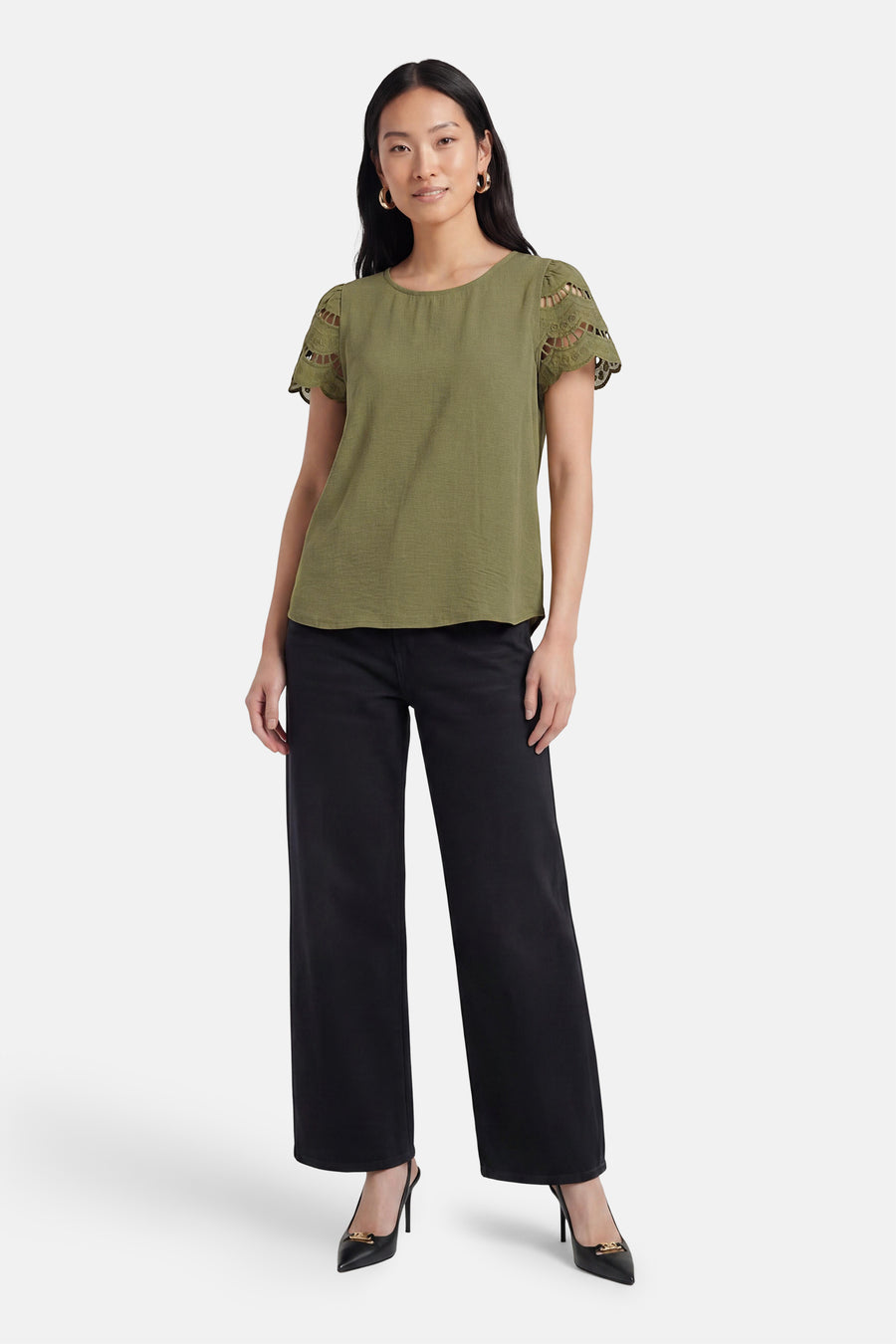 T-shirt vert texturé de JDY avec manches courtes à motifs ajourés, porté sur un pantalon noir.
