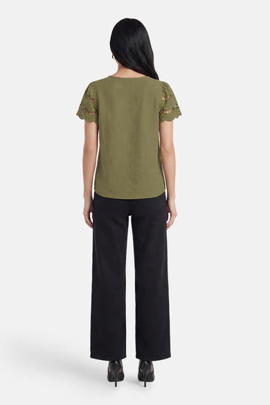 T-shirt vert de JDY, vue de dos, à manches courtes ajourées avec motif, porté avec un pantalon noir.