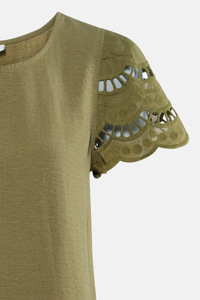 T-shirt vert texturé de JDY, avec manches courtes à broderie anglaise ajourée et festonnée.