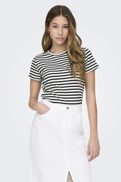 T-shirt rayé noir et blanc de JDY, porté avec une jupe blanche fendue.