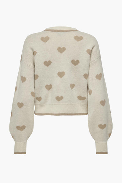 Pull à col rond beige de JDY, avec motif cœurs marron clair, manches bouffantes et finitions côtelées.
