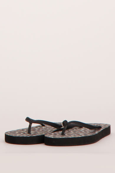 Zwarte sandaaltjes van ONLY® met reptielprint zool en effen zwarte bandjes.
