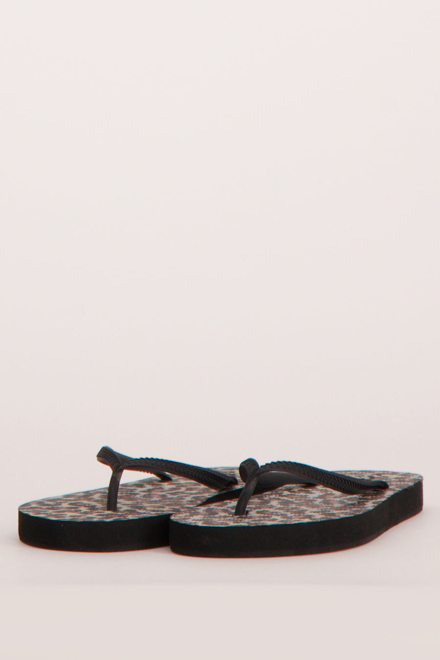 Zwarte sandaaltjes van ONLY® met reptielprint zool en effen zwarte bandjes.