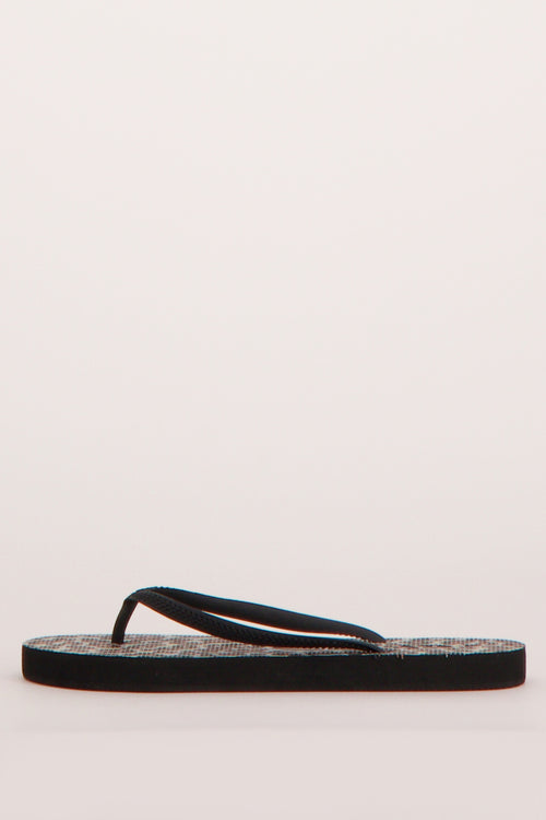 Tongs noires de ONLY® avec semelle texturée et lanières noires, vue latérale.
