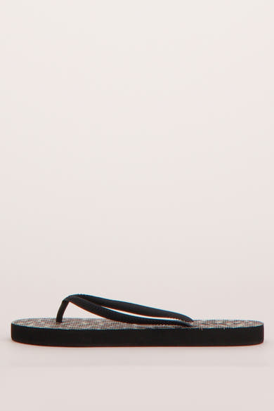 Tongs noires de ONLY® avec semelle texturée et lanières noires, vue latérale.