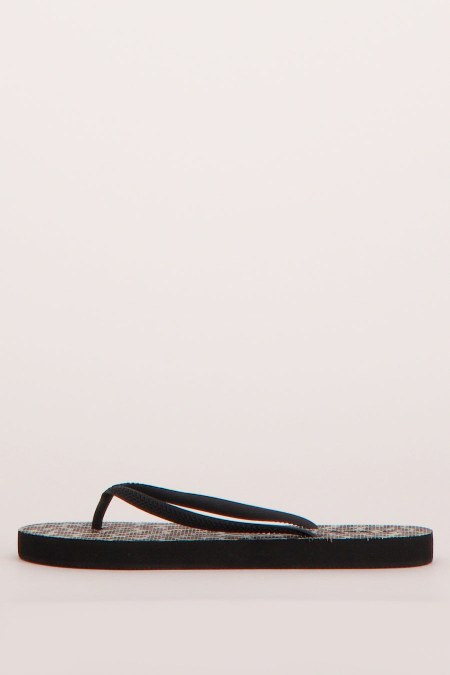 Tongs noires de ONLY® avec semelle texturée et lanières noires, vue latérale.