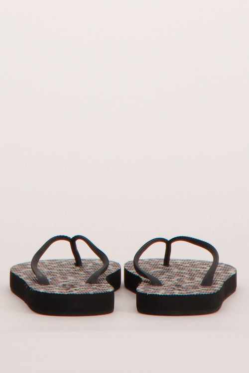 Tongs noires de ONLY® à semelle imprimée motif reptilien et brides unies noires.