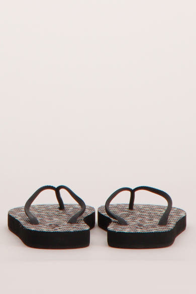 Tongs noires de ONLY® à semelle imprimée motif reptilien et brides unies noires.