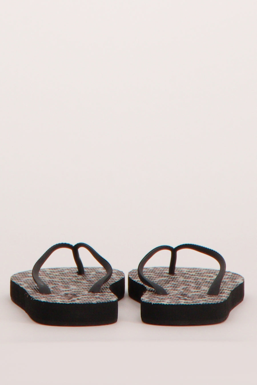 Tongs noires de ONLY® à semelle imprimée motif reptilien et brides unies noires.