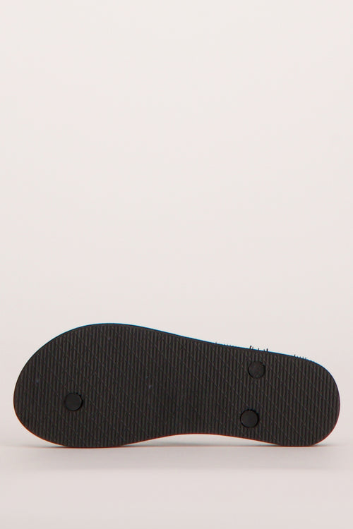 Zwarte slippers van ONLY®, zicht op de zwarte textuurzool met ronde inzetten en lichtblauwe bies.