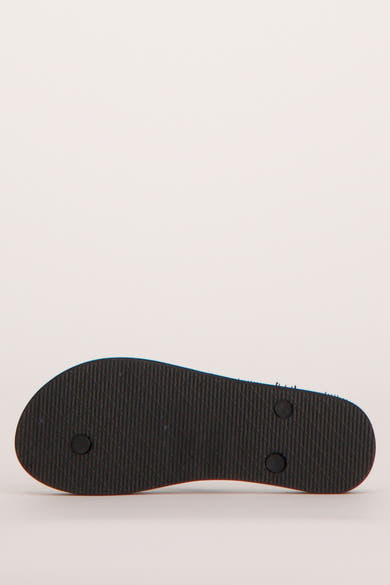Zwarte slippers van ONLY®, zicht op de zwarte textuurzool met ronde inzetten en lichtblauwe bies.
