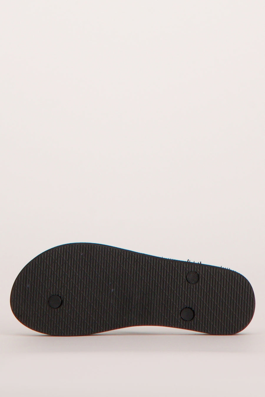 Zwarte slippers van ONLY®, zicht op de zwarte textuurzool met ronde inzetten en lichtblauwe bies.