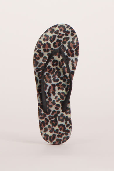 ONLY® teenslippers met luipaardprint, zwarte bandjes en een gestructureerde zool.