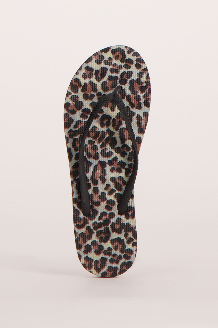 ONLY® teenslippers met luipaardprint, zwarte bandjes en een gestructureerde zool.