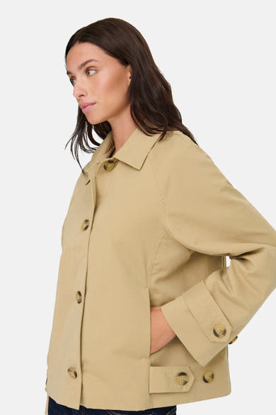 Veste courte beige par JDY, avec col à revers, coupe droite et fermeture boutonnée.