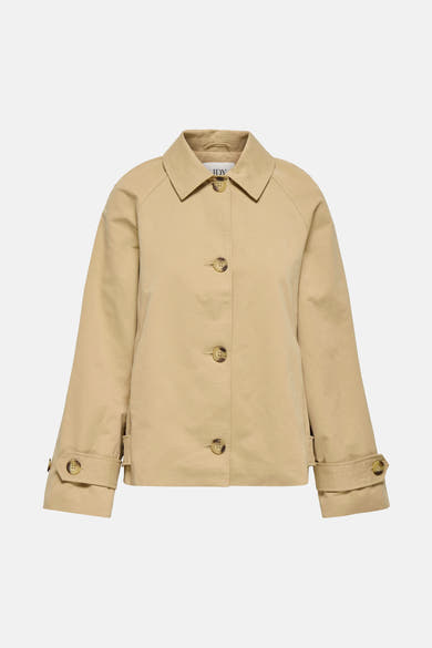 Veste courte beige de JDY, avec col classique, boutonnée et manches longues à revers boutonné.