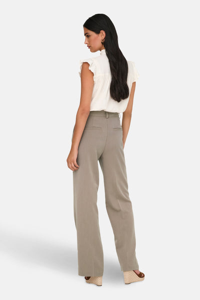 Beige kostuumbroek van ONLY®, wijde pasvorm en hoge taille, gedragen met een witte top.