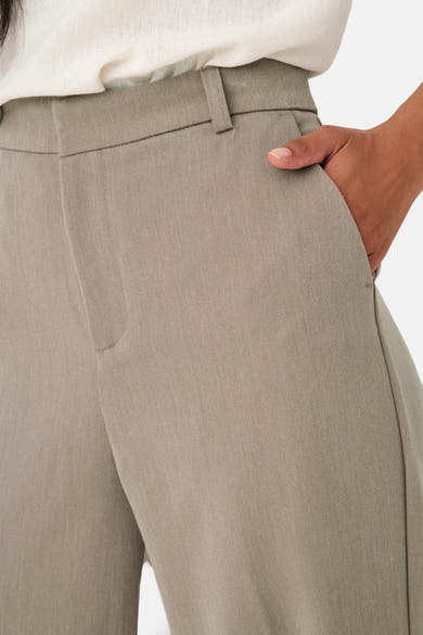 Beige kostuumbroek van ONLY, met één hand in de zak, van getextileerde stof.