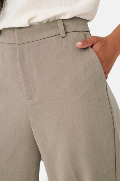 Pantalon de costume beige de ONLY, avec une main dans la poche, en textile texturé.
