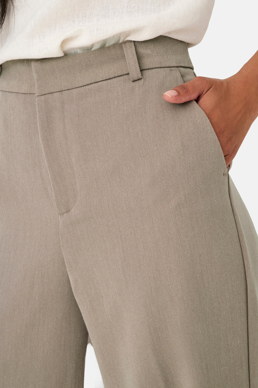 Beige kostuumbroek van ONLY, met één hand in de zak, van getextileerde stof.