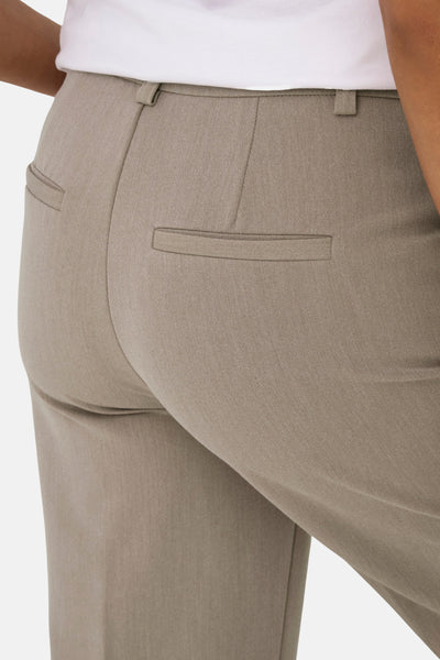 Pantalon de costume beige de ONLY, avec poches arrière passepoilées et passants de ceinture.