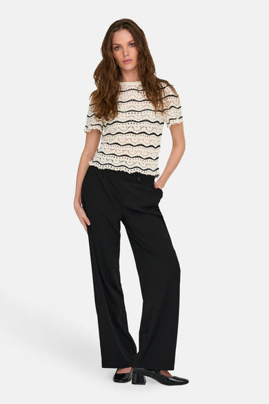 T-shirt écru à rayures noires de ONLY, porté avec un pantalon noir taille haute et des chaussures noires.