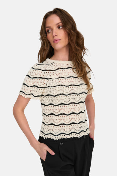 T-shirt écru à rayures noires de ONLY, en maille ajourée à manches courtes porté avec un pantalon noir.
