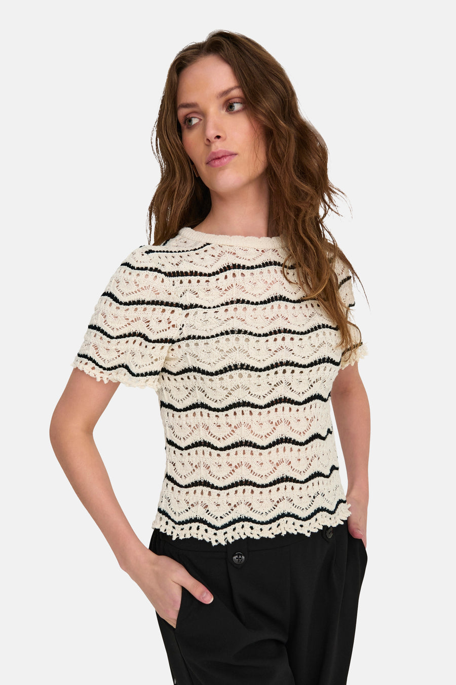T-shirt écru à rayures noires de ONLY, en maille ajourée à manches courtes porté avec un pantalon noir.
