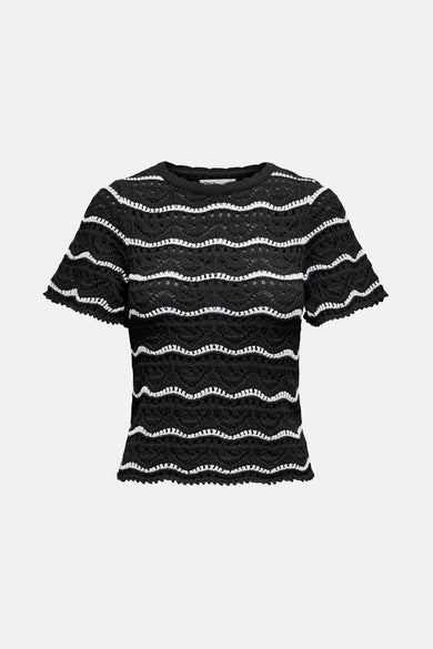 T-shirt à manches courtes noir en crochet de ONLY, à rayures horizontales blanches.
