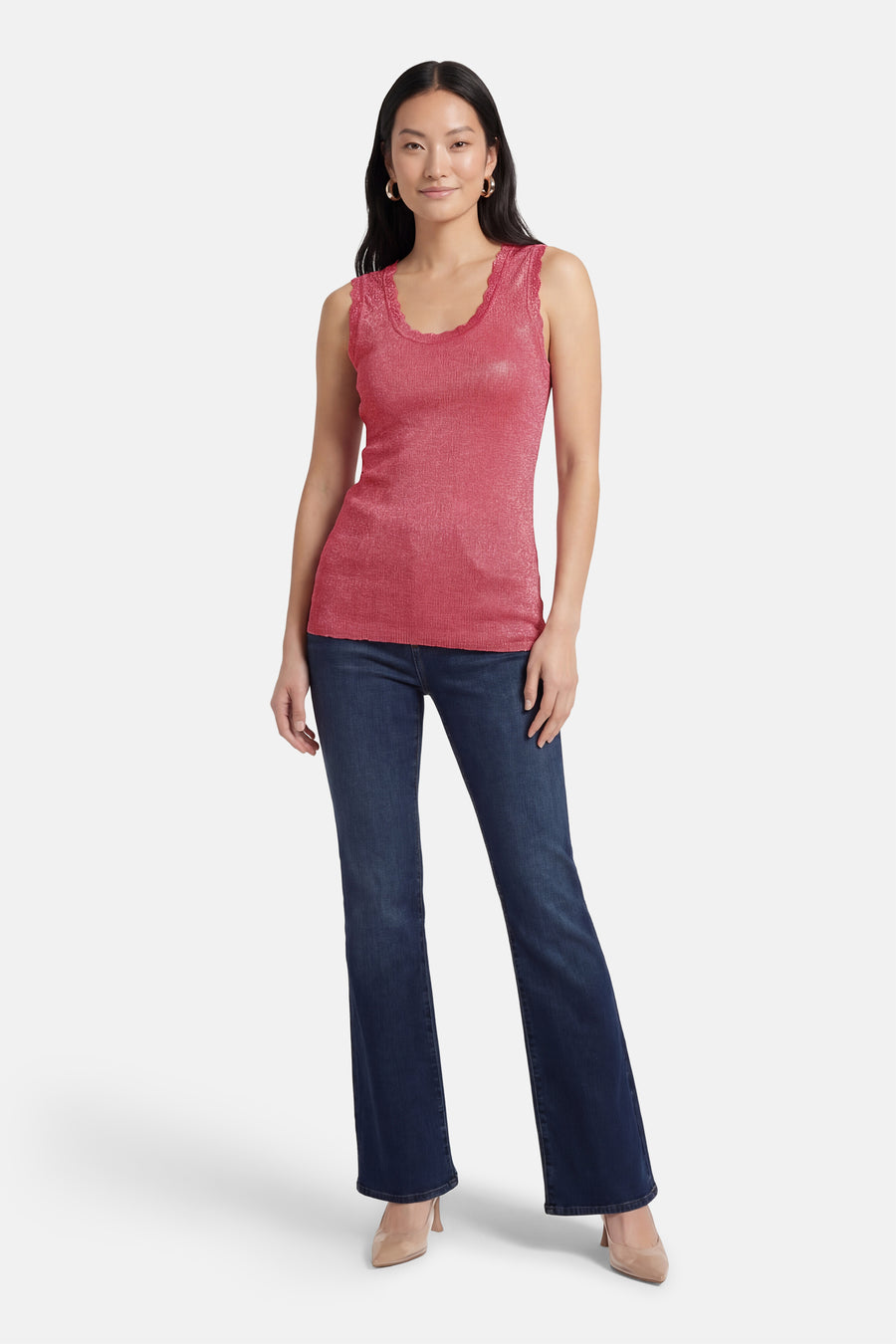 Débardeur rose van ONLY®, avec des finitions en dentelle et porté avec un jean évasé bleu foncé.