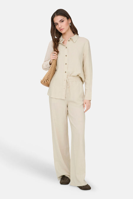 Beige broek van JDY, rechte pasvorm in linnenlook, gedragen met een bijpassend overhemd en bruine loafers.
