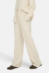 Beige wijde broek van JDY, elastische tailleband met trekkoord en zakken, gedragen met donkere loafers.