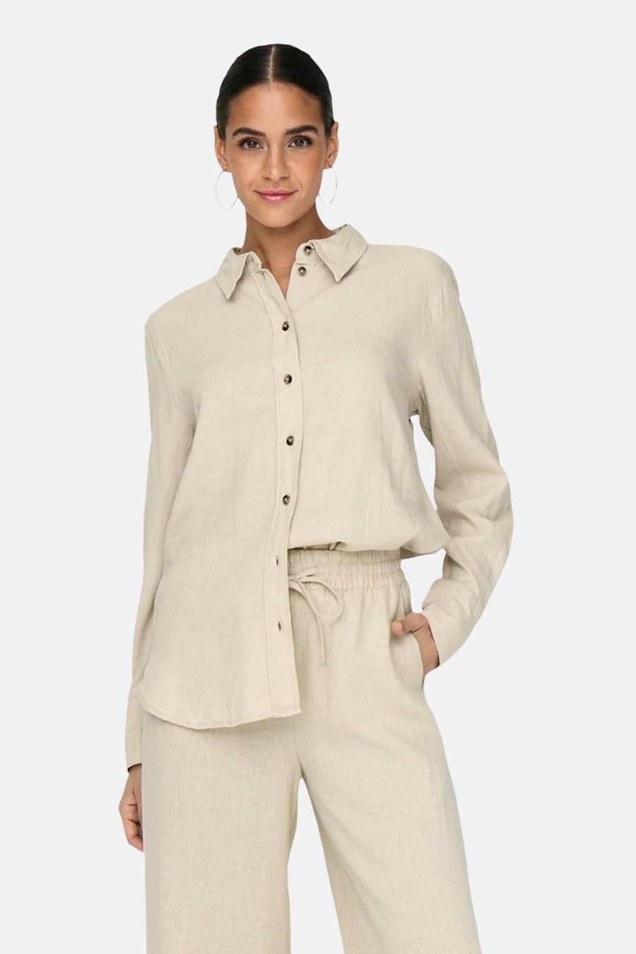 Beige lange mouwen blouse van JDY, gedragen met een bijpassende wijde broek en pumps.