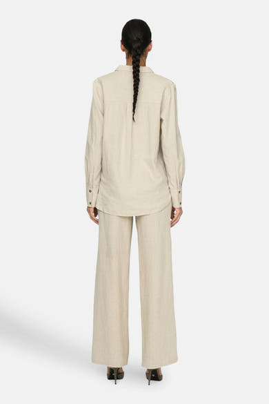 Beige lange mouwen blouse van JDY, achterkant met bijpassende broek en gevlochten kapsel.