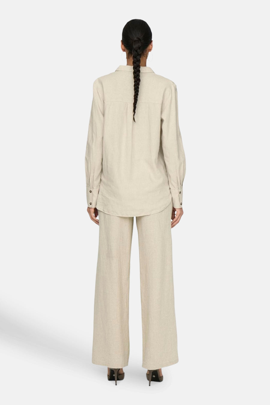 Beige lange mouwen blouse van JDY, achterkant met bijpassende broek en gevlochten kapsel.