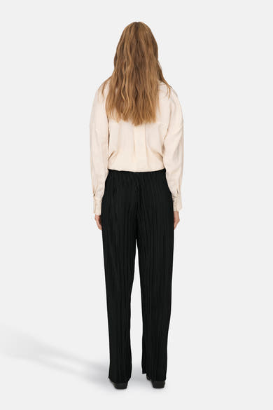 Zwarte kleurrijke broek van ONLY, rechte pasvorm met geplooide textuur.