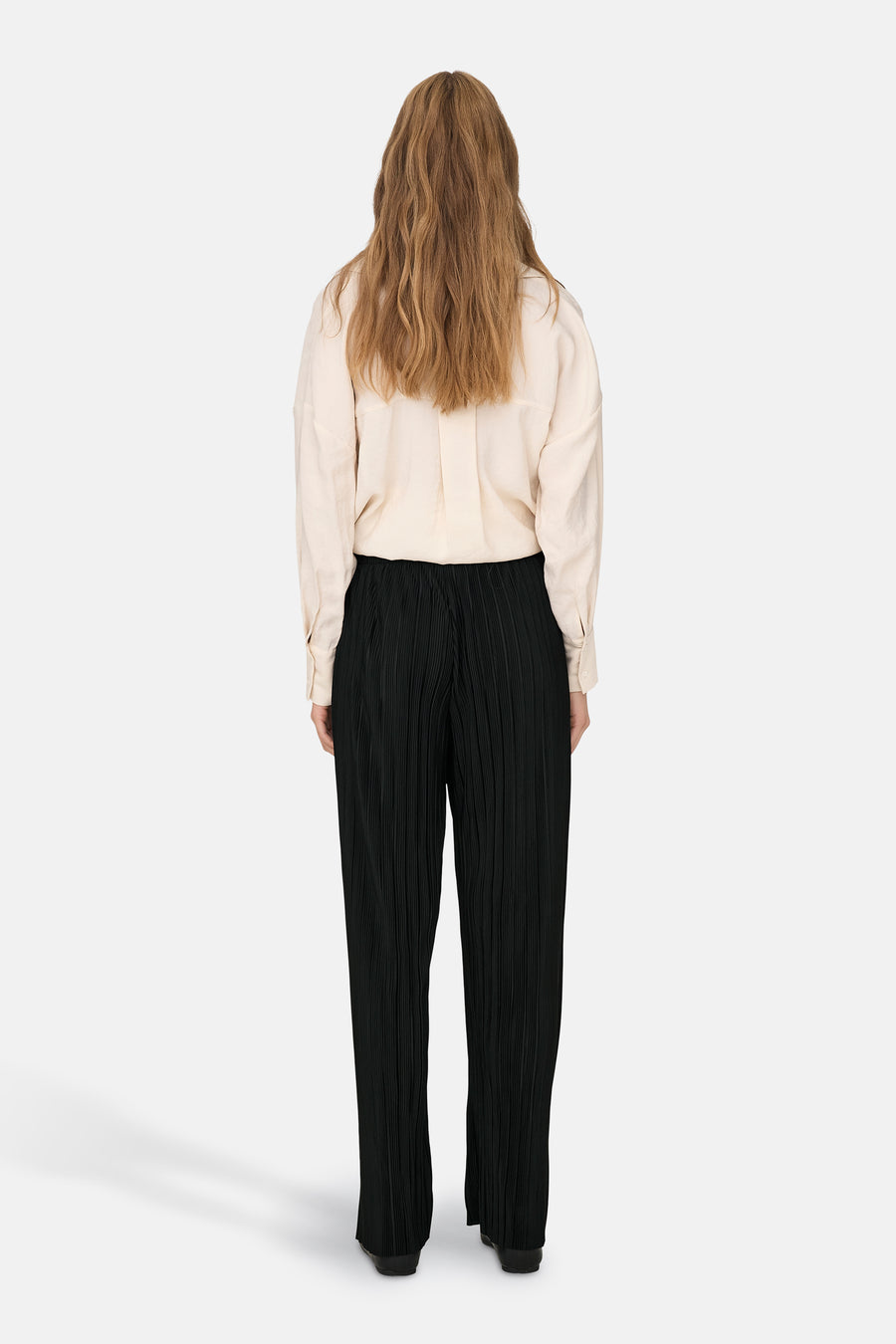 Zwarte kleurrijke broek van ONLY, rechte pasvorm met geplooide textuur.