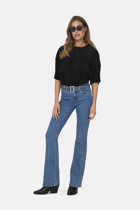 Zwart blouse met korte mouwen van ONLY, met geplooide textuur, gedragen met een spijkerbroek en een zonnebril.