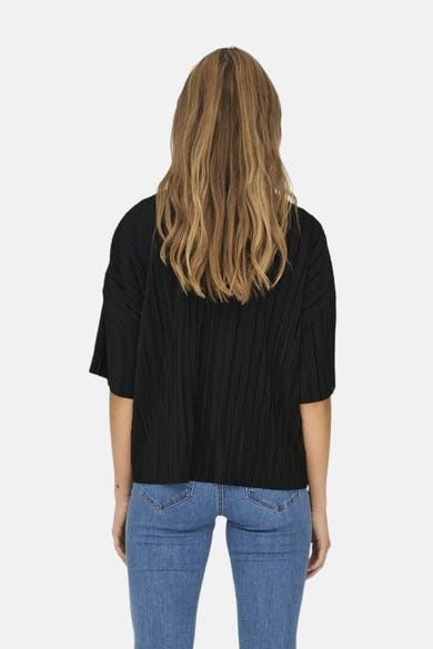 Zwart blouse met korte mouwen van ONLY, plissé-stijl, gedragen met een blauwe jeans, van achteren gezien.