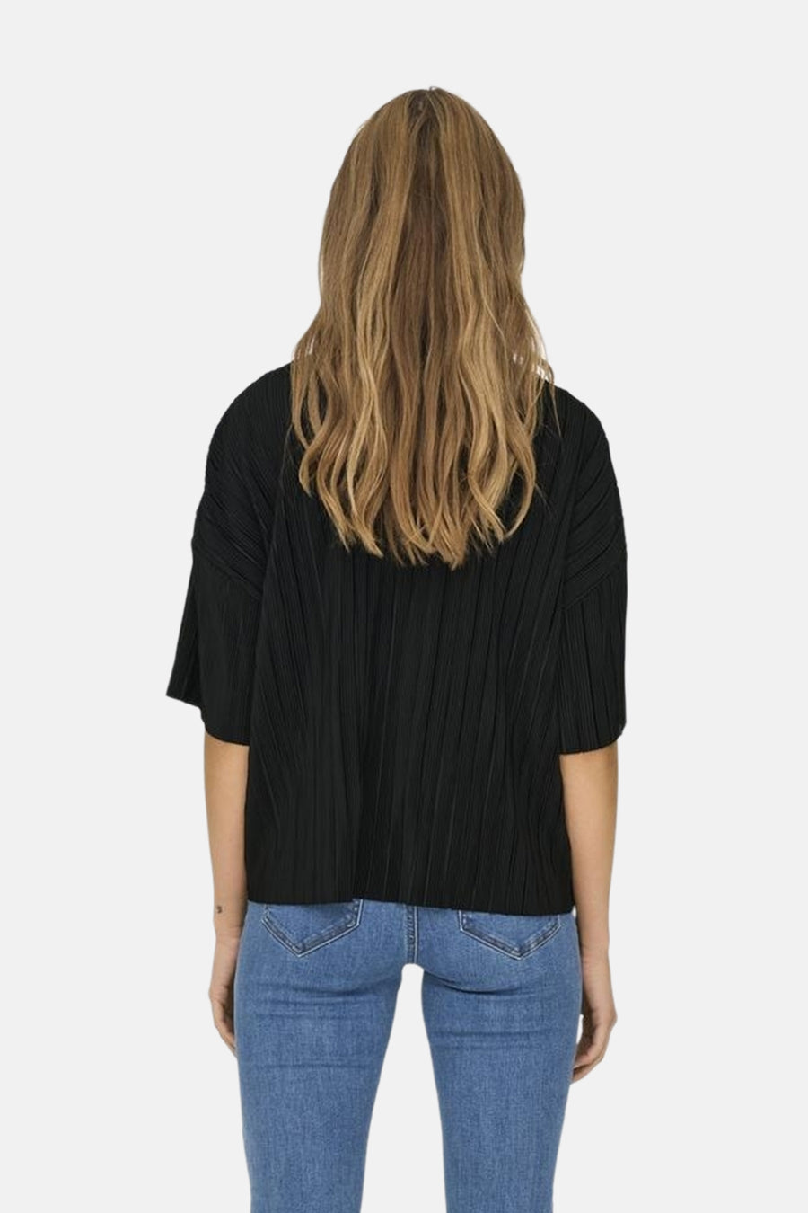 Zwart blouse met korte mouwen van ONLY, plissé-stijl, gedragen met een blauwe jeans, van achteren gezien.