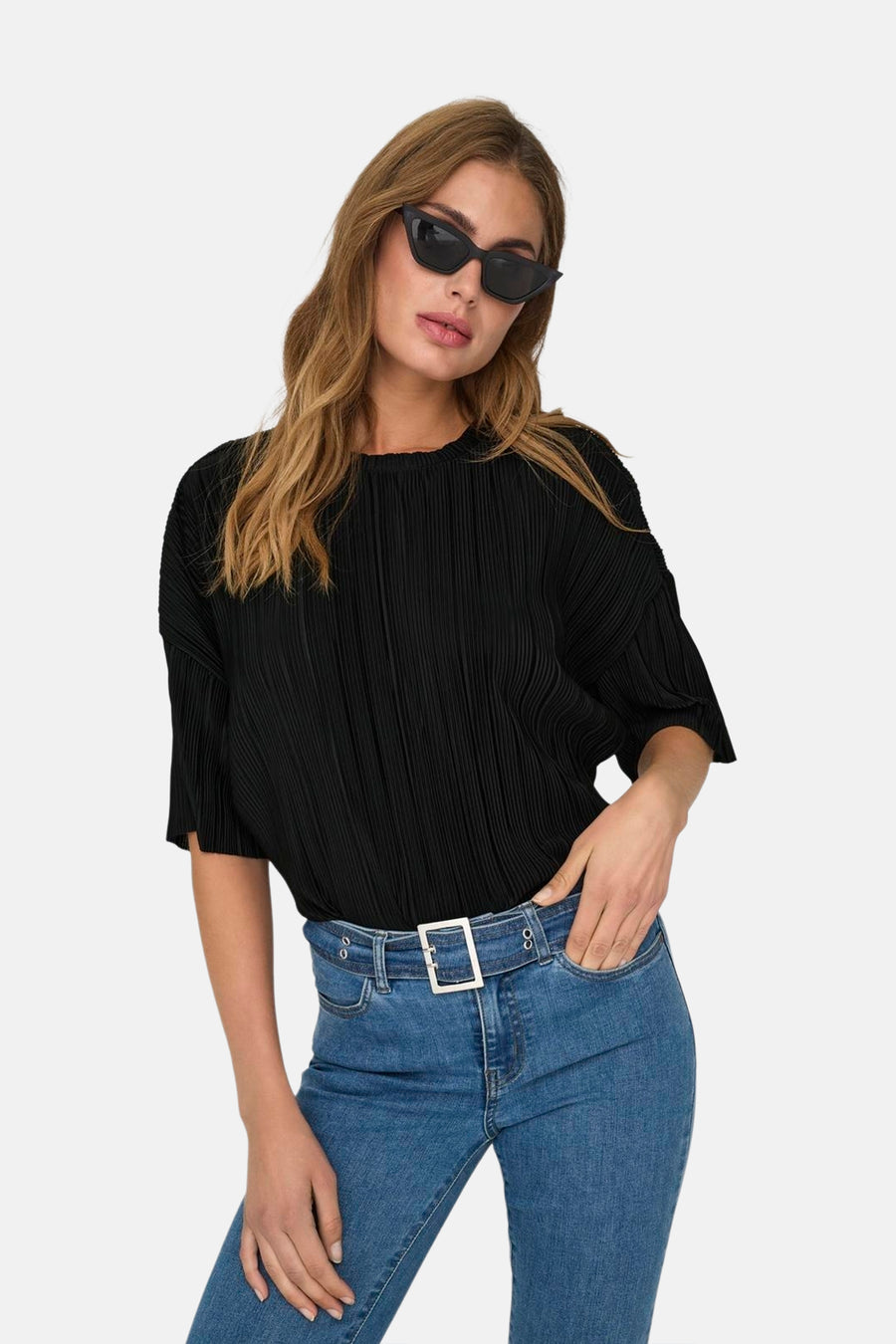 Zwart blouse met korte mouwen van ONLY®, geplooid textuur, gedragen met een spijkerbroek en een zilveren riem.
