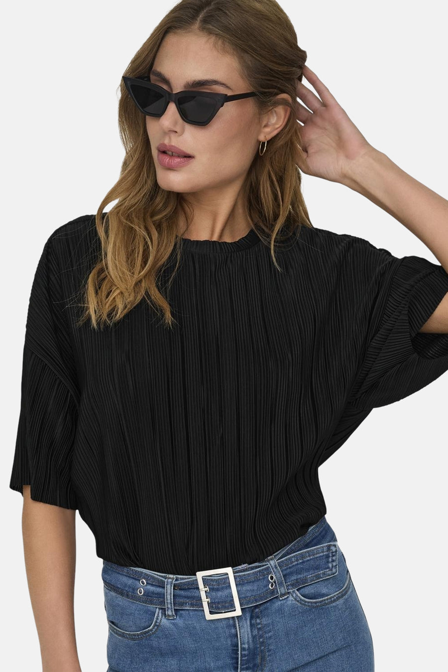 Zwart T-shirt met korte mouwen van ONLY, getextureerd en geplooid, gedragen met een spijkerbroek met riem.
