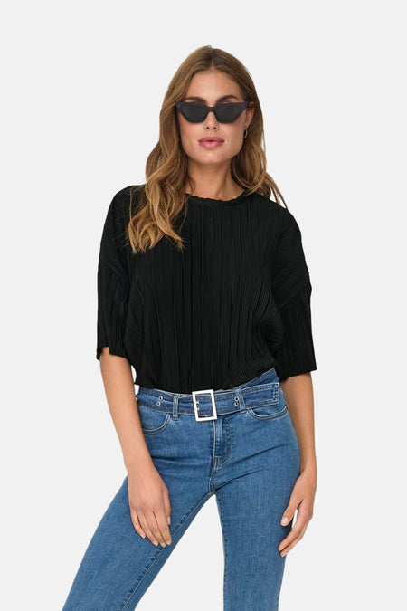 Zwart blouse met korte mouwen van ONLY, geplooid, gedragen met een high-waisted jeans en een witte riem.